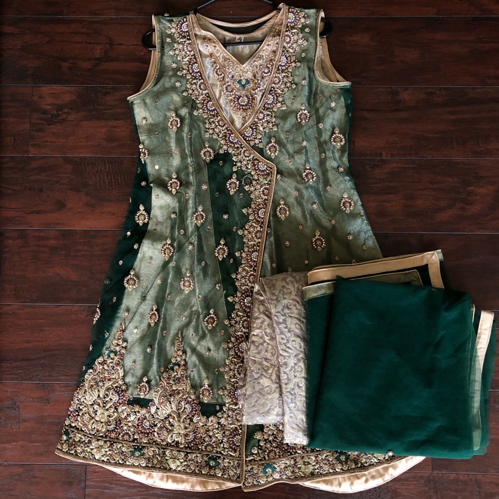 Sleeveless salwar kameez three pieces